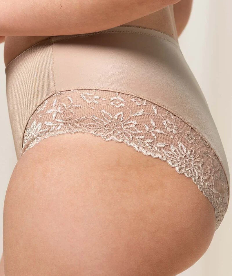 Triumph Ladyform Soft Maxi Brief - Smooth Skin - Image 3